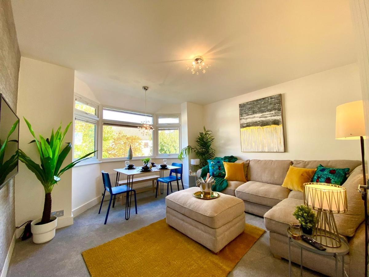 2 Min Walk To The Best Beach! Stunning Newly Refurbished Stylish 2 Bedroom Apartment! - Great Location - Free Parking - Fast Wifi - Smart Tv - Sleeps Up To 4! Close To Bournemouth & Poole Town Centre & Sandbanks Eksteriør billede