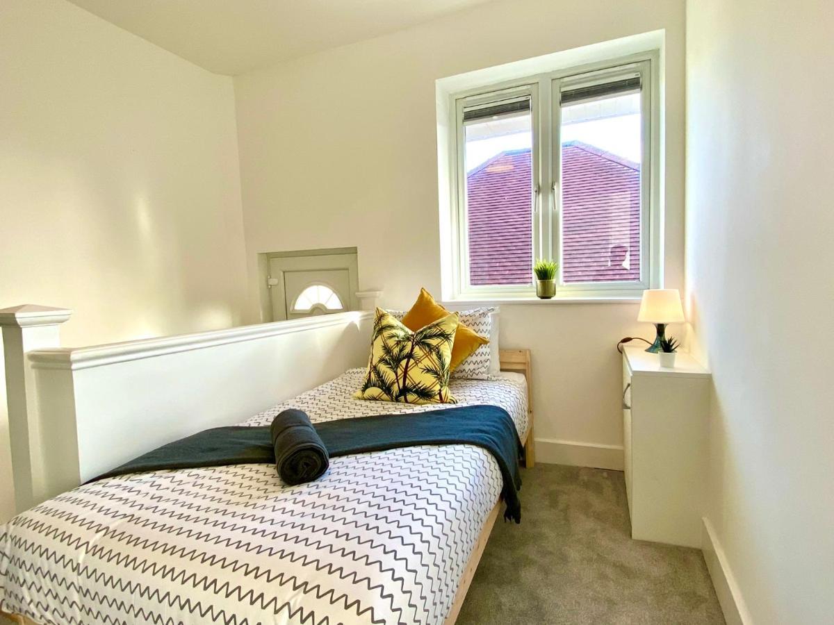 2 Min Walk To The Best Beach! Stunning Newly Refurbished Stylish 2 Bedroom Apartment! - Great Location - Free Parking - Fast Wifi - Smart Tv - Sleeps Up To 4! Close To Bournemouth & Poole Town Centre & Sandbanks Eksteriør billede